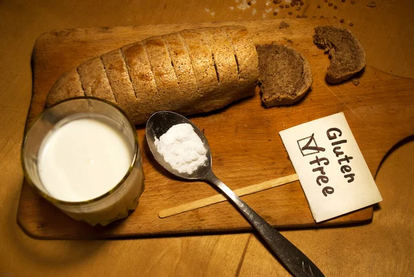 Irisan Roti Roti Bebas Gluten Pada Latar Belakang Cahaya Tanda — Stok Foto