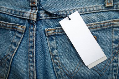 Kot pantolonda beyaz etiket, maket. Bir logo için yer.
