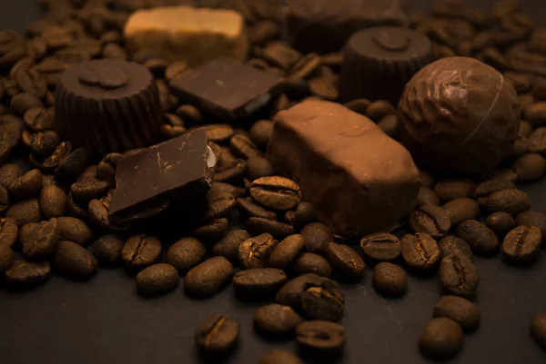 Berbagai Permen Cokelat Dan Biji Bijian Kopi Dengan Latar Belakang — Stok Foto