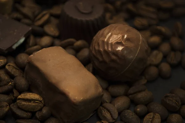 Berbagai Permen Cokelat Dan Biji Bijian Kopi Dengan Latar Belakang — Stok Foto