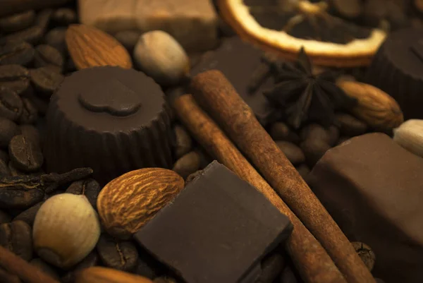 Berbagai Rempah Rempah Coklat Dan Biji Kopi Pada Latar Belakang — Stok Foto