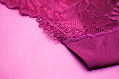 Güzel dantel külot, seçici odaklanma. Pembe arka planda kadın külotu.