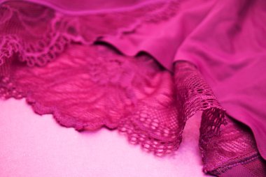 Güzel dantel külot, seçici odaklanma. Pembe arka planda kadın külotu.