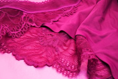 Güzel dantel külot, seçici odaklanma. Pembe arka planda kadın külotu.