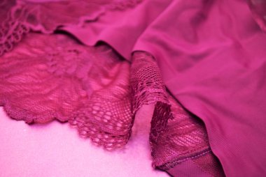 Güzel dantel külot, seçici odaklanma. Pembe arka planda kadın külotu.