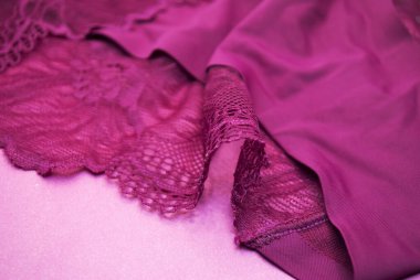 Güzel dantel külot, seçici odaklanma. Pembe arka planda kadın külotu.