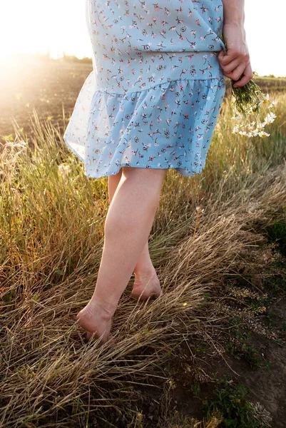 Young Girl Walks Field Shoes Barefoot Female Feet Grass — Stock Photo, Image