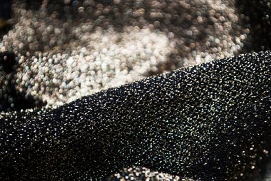 Arka plan için bulanık altın saten kumaş, kumaş zarif bükülme. Gece kulübü markası ve yeni yıl partisi konsepti için ışıltılı kumaş arka plan..