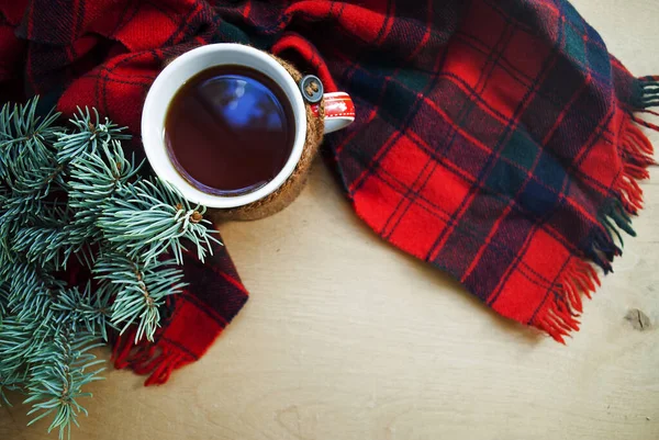 Latar Belakang Musim Dingin Dengan Cabang Pohon Natal Secangkir Teh — Stok Foto