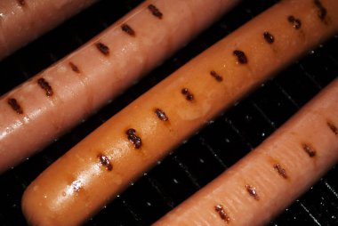 Izgara sosis, ızgara sosis. Izgara yemek, barbekü. Izgara 'skovoroda. Köşeden görüntüle.