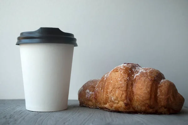Kopi Untuk Pergi Dalam Cangkir Kertas Dengan Croissant Gelas Putih — Stok Foto