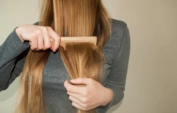 Mladá Žena Česání Její Vlasy Dlouhé Světle Hnědé Vlasy — Stock fotografie