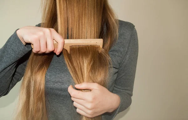 Mujer Joven Peinándose Pelo Largo Pelo Castaño Claro —  Fotos de Stock