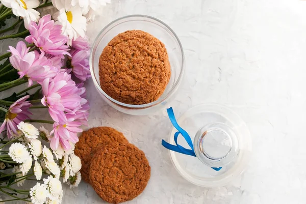 Kue Oatmeal Dalam Botol Kaca Buket Bunga Komposisi Wanita Lembut — Stok Foto