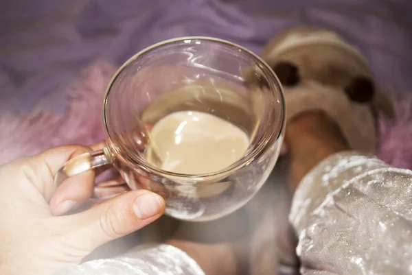 Beba Café Cama Mão Uma Mulher Segura Uma Xícara Vidro — Fotografia de Stock