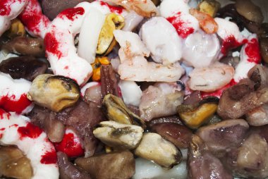  Çiğ deniz ürünlerinin geçmişi. Sağlıklı ve sağlıklı gıda kavramı, pazarda deniz ürünleri kokteyli. Tam çerçeve, tasarım ve ambalaj için fotoğraf..