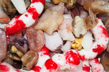  Çiğ deniz ürünlerinin geçmişi. Sağlıklı ve sağlıklı gıda kavramı, pazarda deniz ürünleri kokteyli. Tam çerçeve, tasarım ve ambalaj için fotoğraf..