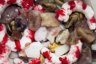  Çiğ deniz ürünlerinin geçmişi. Sağlıklı ve sağlıklı gıda kavramı, pazarda deniz ürünleri kokteyli. Tam çerçeve, tasarım ve ambalaj için fotoğraf..