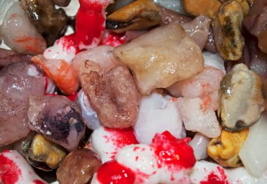  Çiğ deniz ürünlerinin geçmişi. Sağlıklı ve sağlıklı gıda kavramı, pazarda deniz ürünleri kokteyli. Tam çerçeve, tasarım ve ambalaj için fotoğraf..