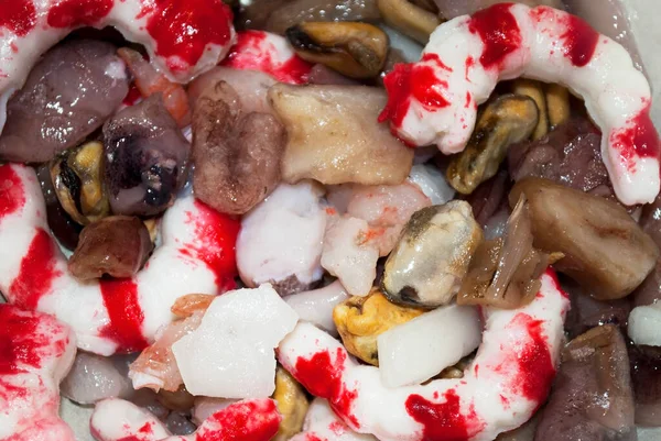  Çiğ deniz ürünlerinin geçmişi. Sağlıklı ve sağlıklı gıda kavramı, pazarda deniz ürünleri kokteyli. Tam çerçeve, tasarım ve ambalaj için fotoğraf..