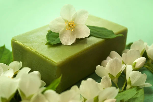 Zielone Mydło Kwiatami Jaśminu Koncepcja Leczenia Spa — Zdjęcie stockowe