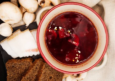 Geleneksel Ukrayna yemekleri - Mantarlı Borsch, domuz yağı ve sarımsak ile servis edilir.