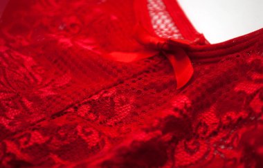 Beyaz arka planda kırmızı kadın iç çamaşırı