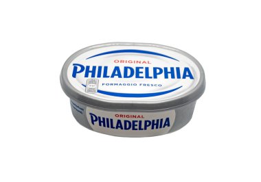 Kherson, Ukrayna, 10 Şubat 2021. Philadelphia krem peyniri beyazda izole edilmiş. Philadelphia Cream Cheese, Kraft markalı bir ürün ailesidir. Editör Lisansı