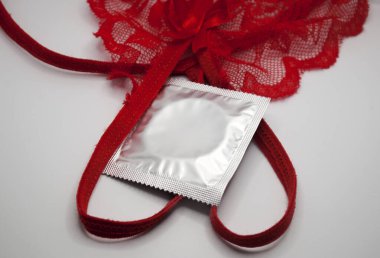 Aşk ve yakın ilişki kavramı. Güzel dantel külot, seçici odaklanma. Kırmızı dantel.