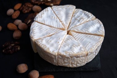 Siyah tahtada fındıklı beyaz camembert peyniri