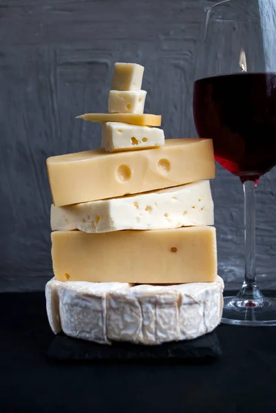 红酒杯和奶酪 — 图库照片