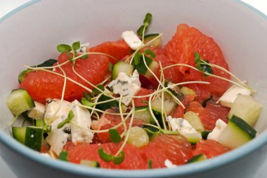 Greyfurtlu diyet salatası, lacivert peynir ve mikroyeşillik. Fitness menüsü.