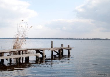 Dnieper nehri ve balıkçı delgisi. Nehrin manzara fotoğrafı..