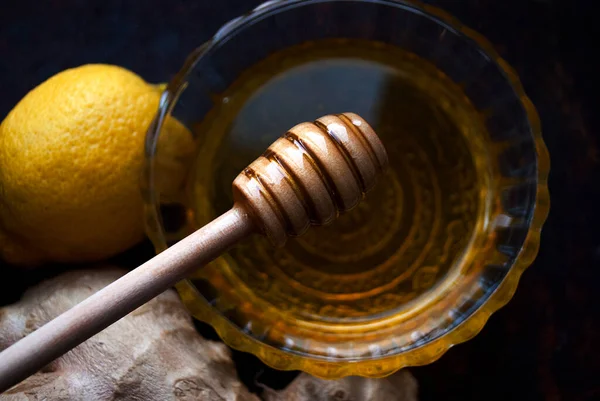 Honinglepel Een Kom Vloeibare Honing Honing Citroen Gember Mengsel Voor — Stockfoto