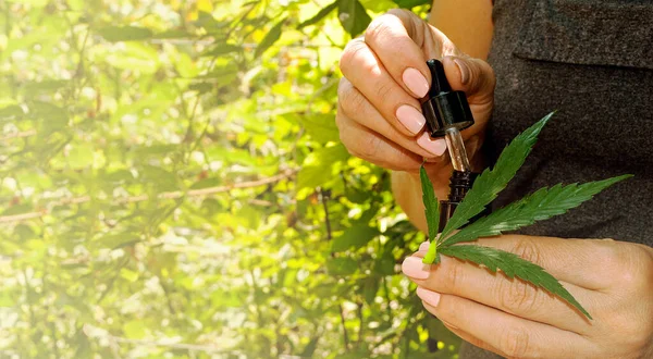 Mujer Sosteniendo Una Botella Con Cbd Una Hoja Cannabis Aceite — Foto de Stock