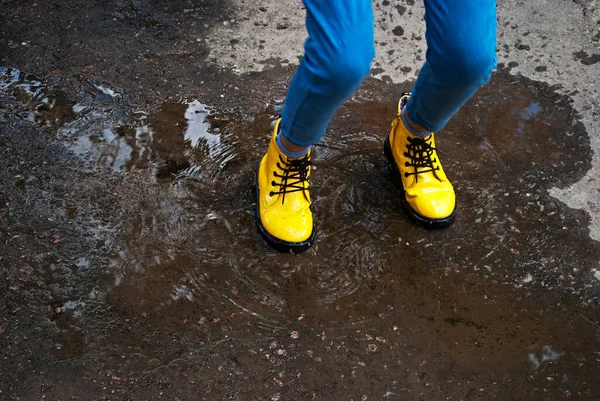 Nastolatek Skaczący Kałuży Pluskwy Latają Wszystkich Kierunkach Żółte Modne Gumowe — Zdjęcie stockowe