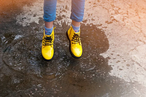 Moment Child Leaps Puddle Splashes Fly All Directions Yellow Fashion — Stock Photo, Image