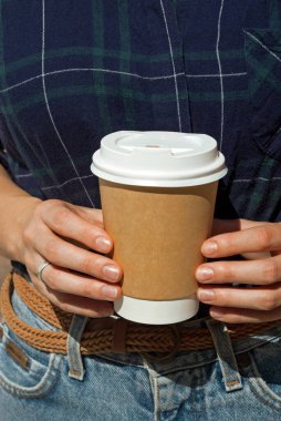 Kapuçino için büyük kağıt bardak ya da kadının elinde latte. Paket kahve. Metin için boş alan, maket yap.