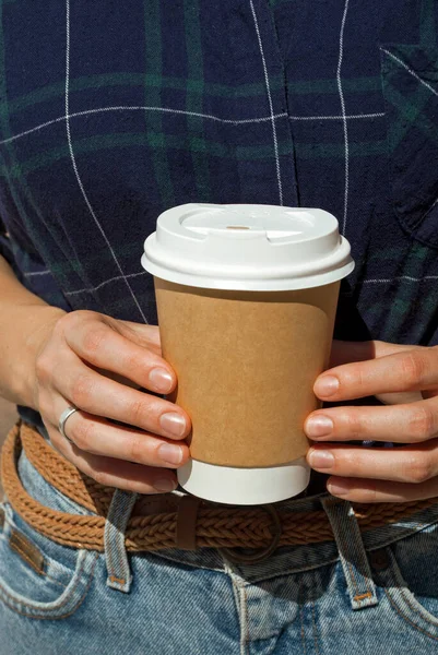 Vidro Papel Grande Para Cappuccino Latte Mãos Mulher Café Para — Fotografia de Stock