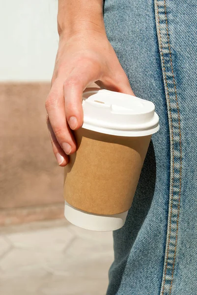 Mulher Café Cidade Grande Xícara Papel Para Cappuccino Latte Mão — Fotografia de Stock