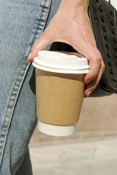Mulher Café Cidade Grande Xícara Papel Para Cappuccino Latte Mão — Fotografia de Stock