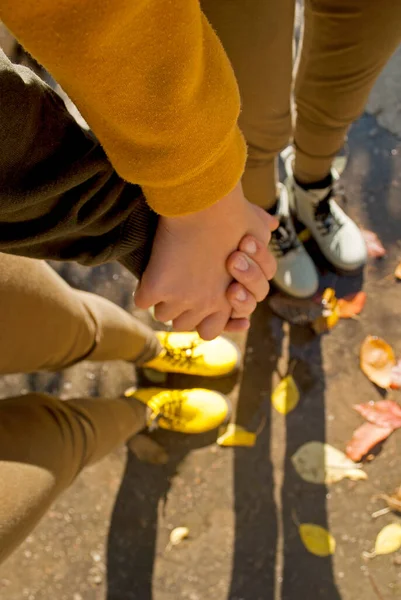 Dos Chicas Jóvenes Cogidas Mano Con Vista Sus Zapatos Hojas — Foto de Stock