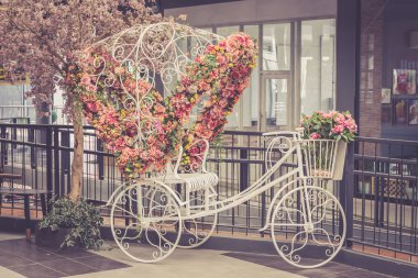 Bisiklet üzerinde renkli çiçekler.
