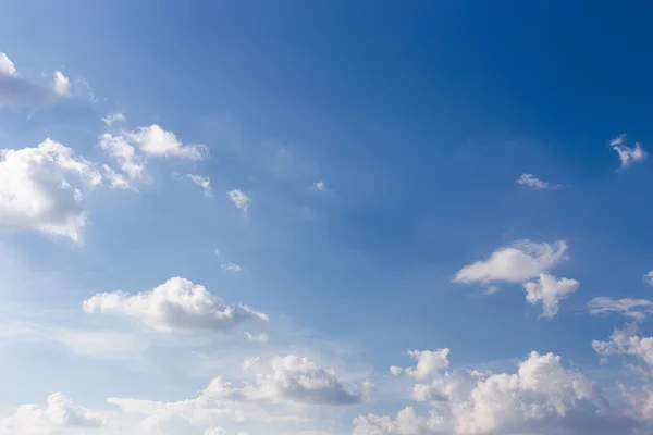 Mavi gökyüzünde beyaz bulutlar.
