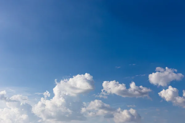 Mavi gökyüzünde beyaz bulutlar.