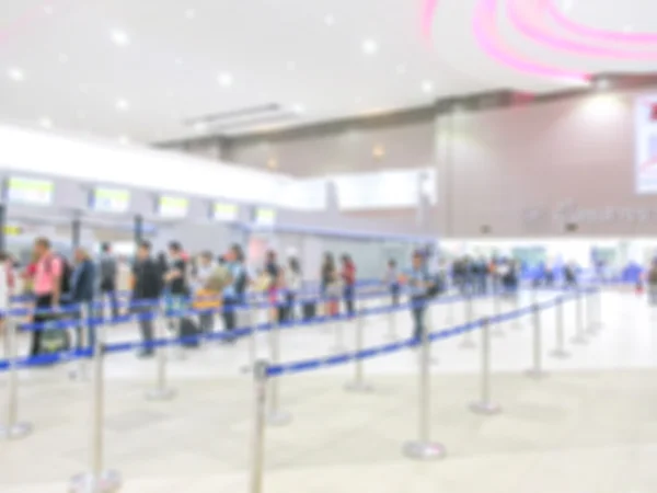 Yolcular check-in sırasında Havaalanı blur görüntü. — Stok fotoğraf
