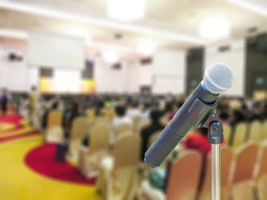 Toplantı salonunun içinde mikrofon.