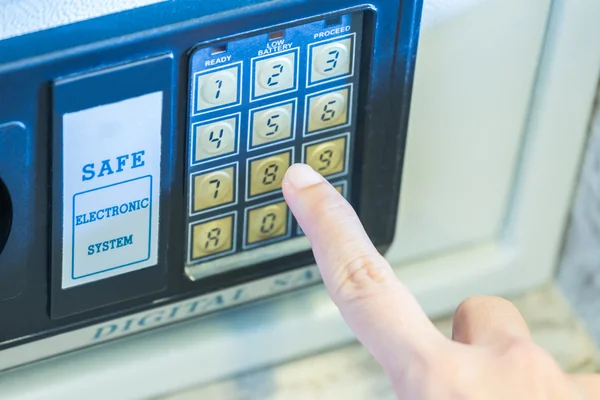 Açık anahtar dijital beyaz güvenli kabine.