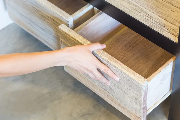 El çekme açık çekmece.