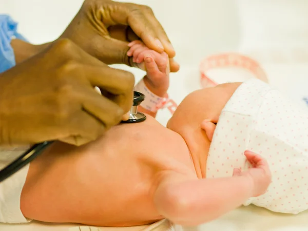 Médico examinando bebé Fotos De Stock